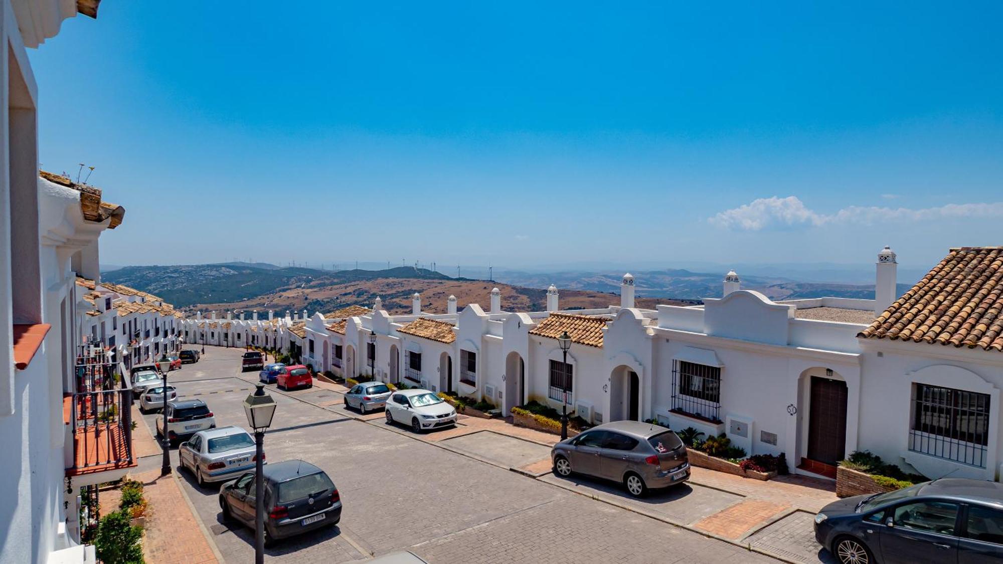 Stylish 3 Bed House 2 Bathrooms, With Patio, Roof Terrace And Communal Pool 5 Minutes Away From The Beautiful Spanish White Village Of Casares Pueblo And Only 20 Mins From The Sea المظهر الخارجي الصورة