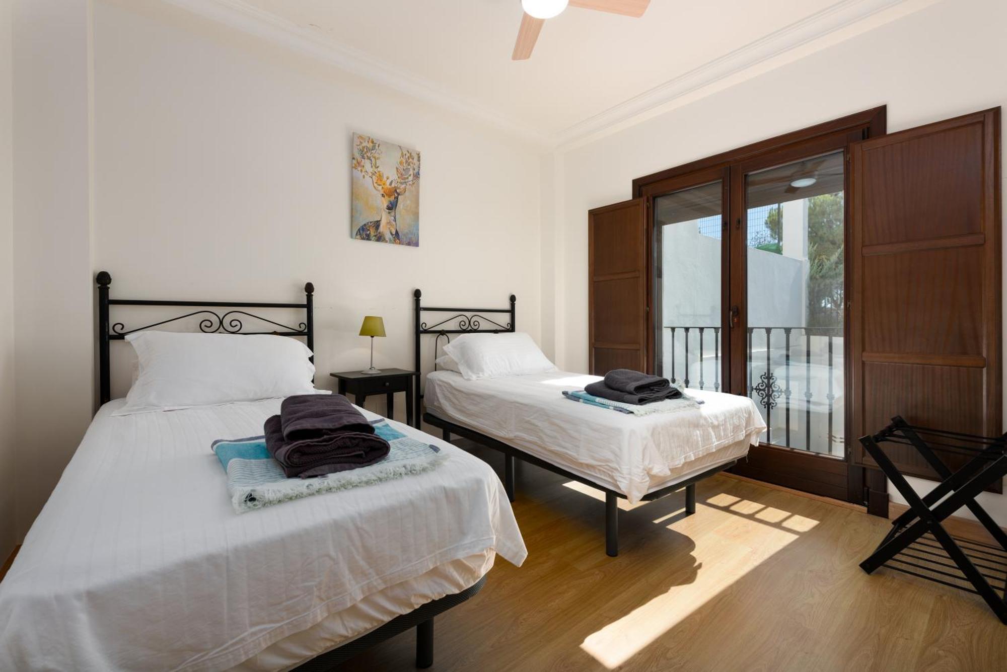 Stylish 3 Bed House 2 Bathrooms, With Patio, Roof Terrace And Communal Pool 5 Minutes Away From The Beautiful Spanish White Village Of Casares Pueblo And Only 20 Mins From The Sea المظهر الخارجي الصورة