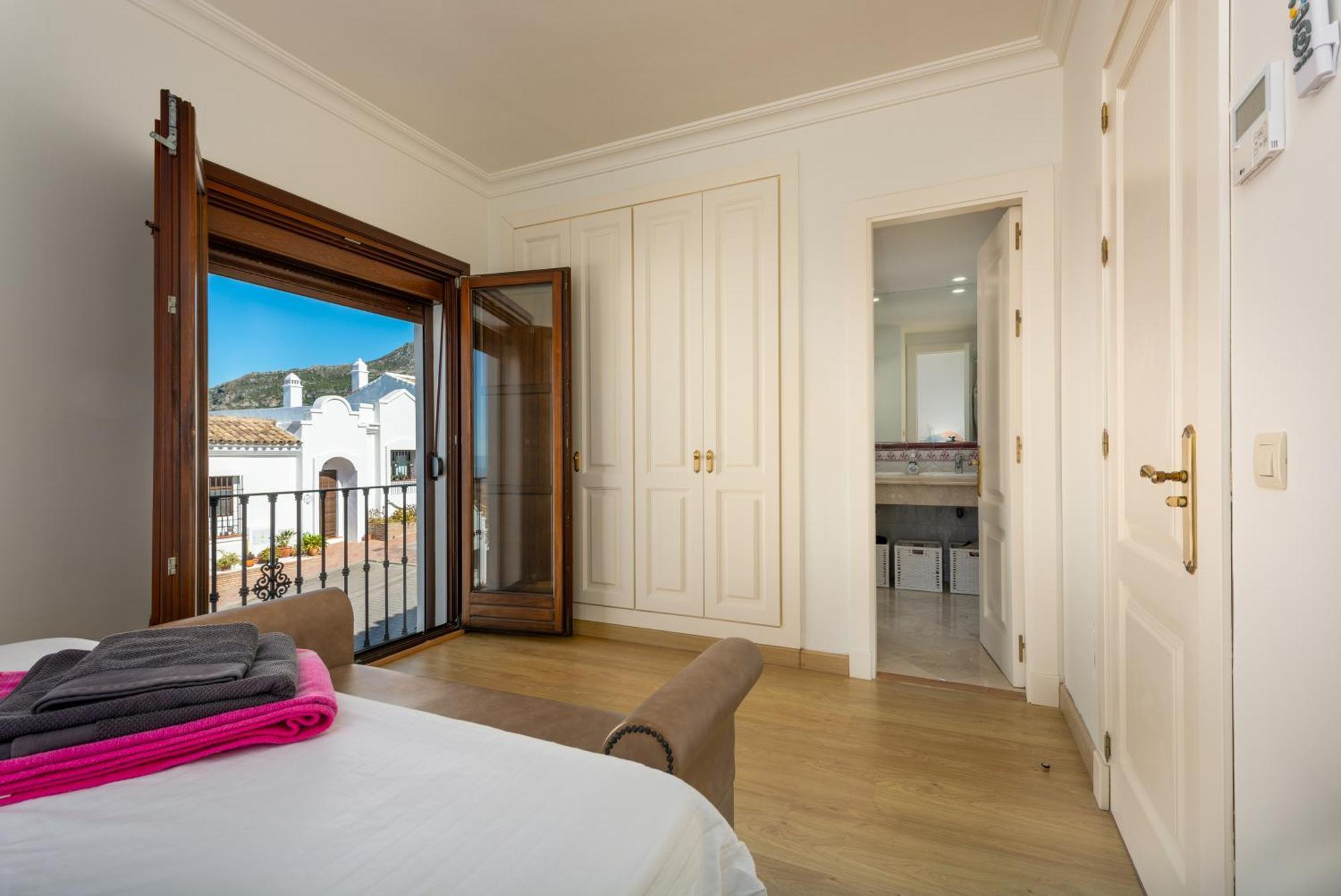 Stylish 3 Bed House 2 Bathrooms, With Patio, Roof Terrace And Communal Pool 5 Minutes Away From The Beautiful Spanish White Village Of Casares Pueblo And Only 20 Mins From The Sea المظهر الخارجي الصورة