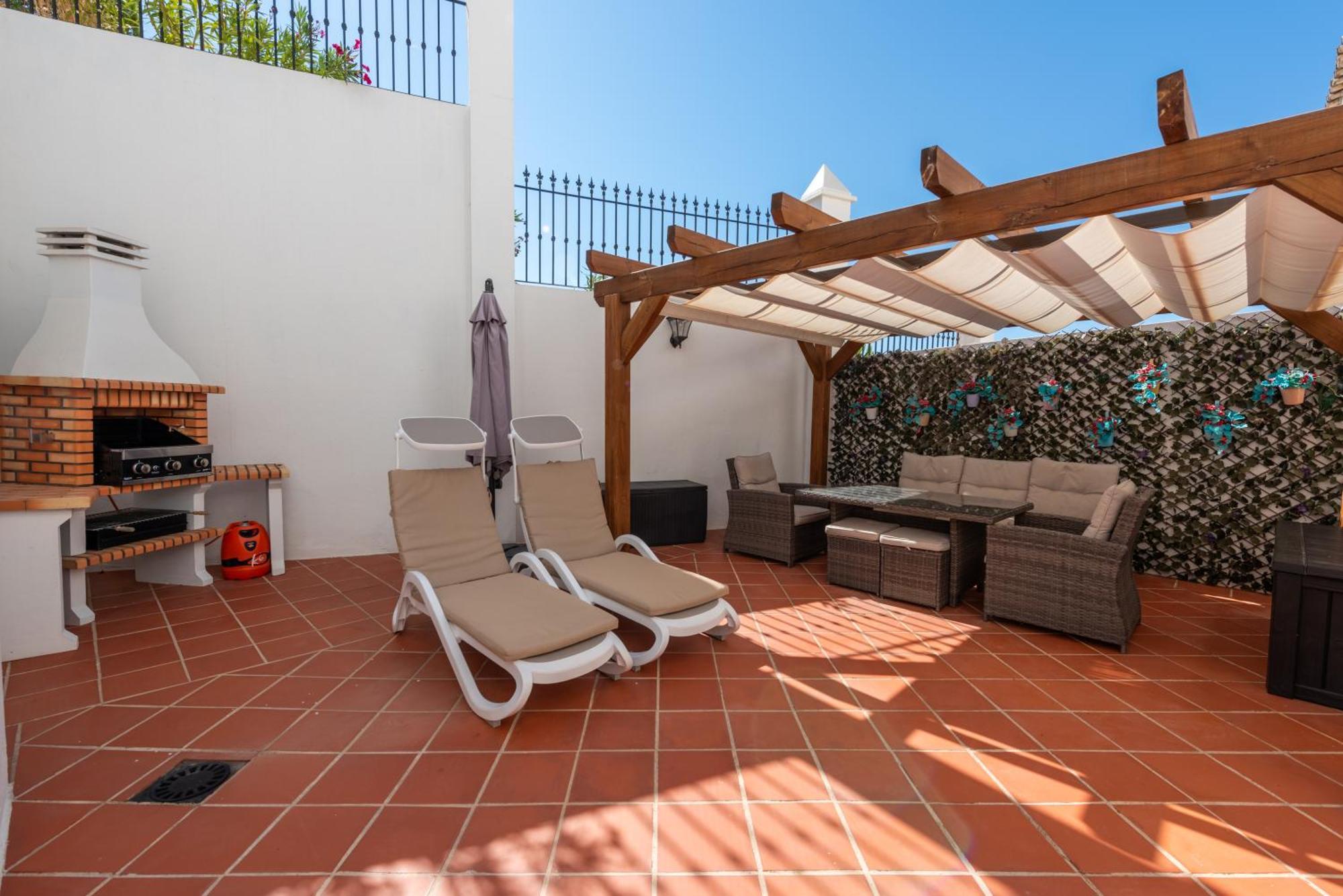 Stylish 3 Bed House 2 Bathrooms, With Patio, Roof Terrace And Communal Pool 5 Minutes Away From The Beautiful Spanish White Village Of Casares Pueblo And Only 20 Mins From The Sea المظهر الخارجي الصورة